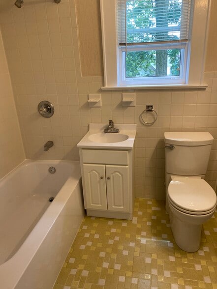 Bathroom bedroom - 12 Locust St