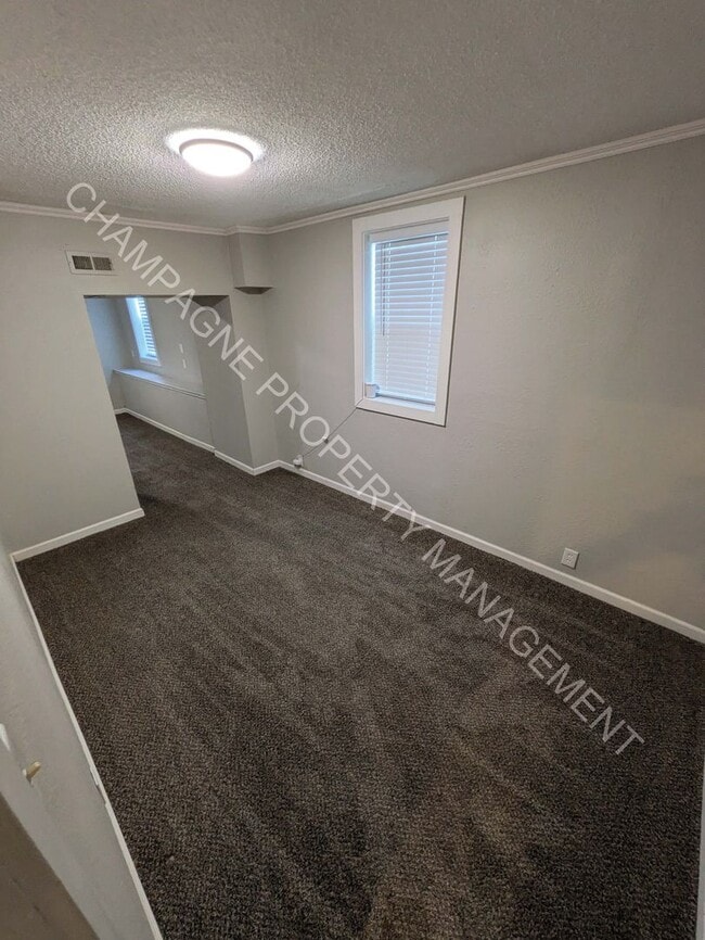 Building Photo - 3 Bedroom Home, conveniently located near UMKC!