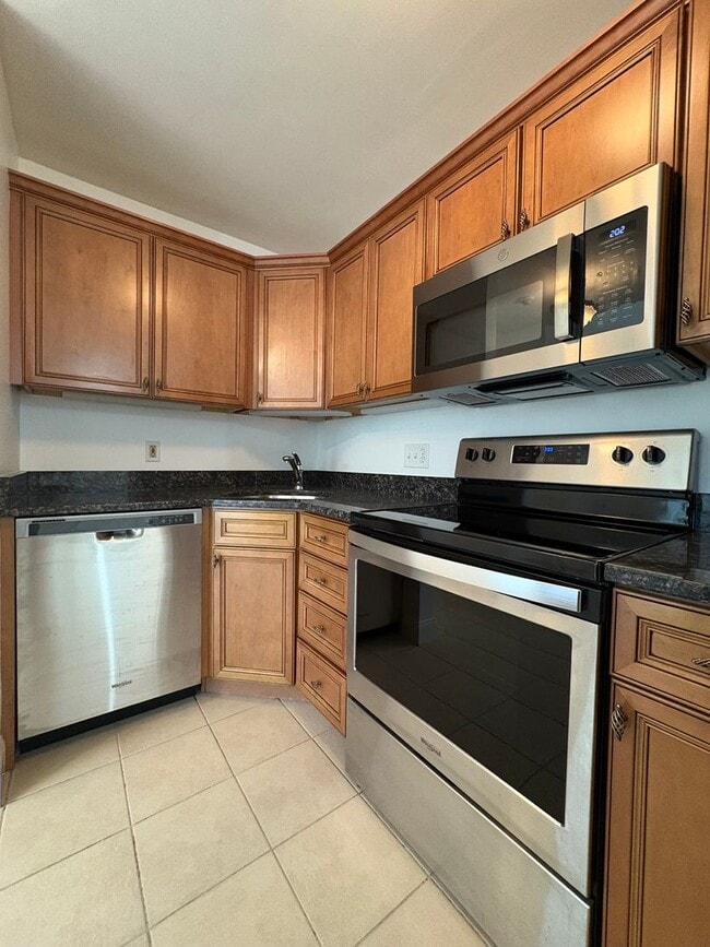 Building Photo - 25% off 1st month's rent for 4/1/26 move-in. Completely updated 2 bedroom condo in desireable Bro...