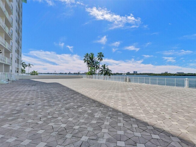 Building Photo - 10350 W Bay Harbor Dr