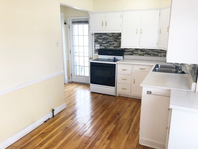 Building Photo - 2 BR Ranch Style Home with Fenced-in Back Yard & 1-Car Detached Garage