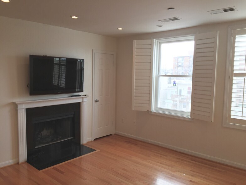 Building Photo - 730 11th St NE