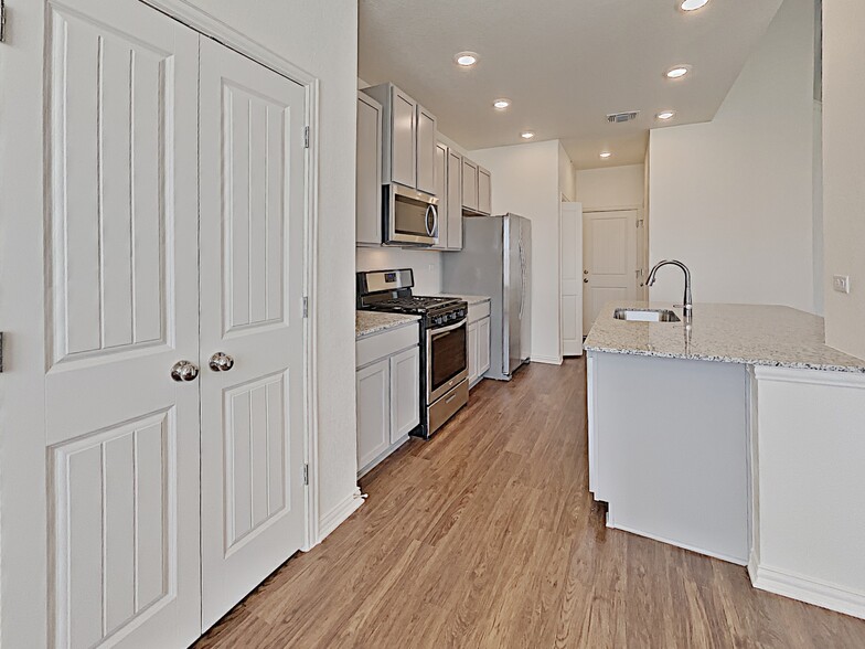 Building Photo - 2734 Lillybrook Ln