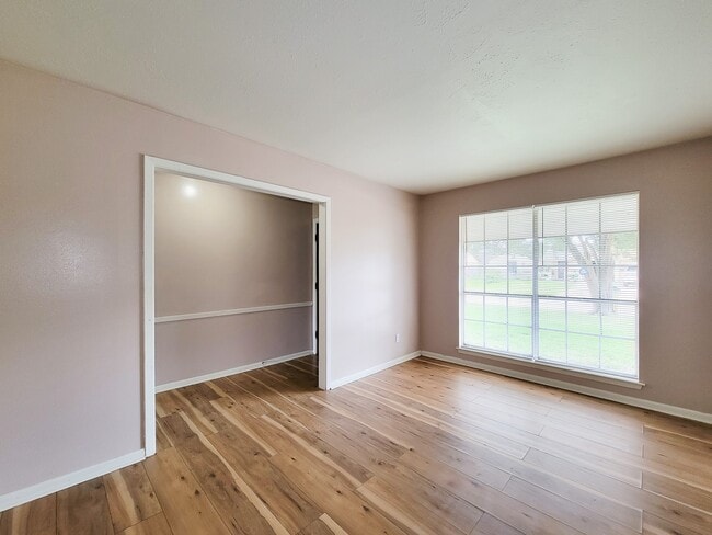 Building Photo - 2114 Yorktown Ct N