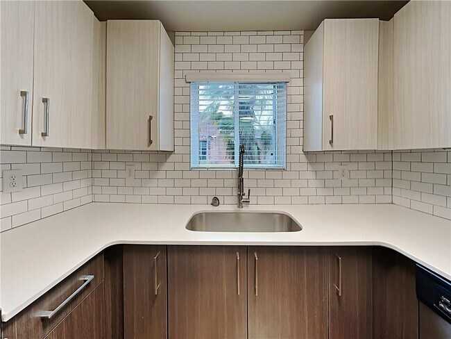 Building Photo - 880 N Highland Ave NE