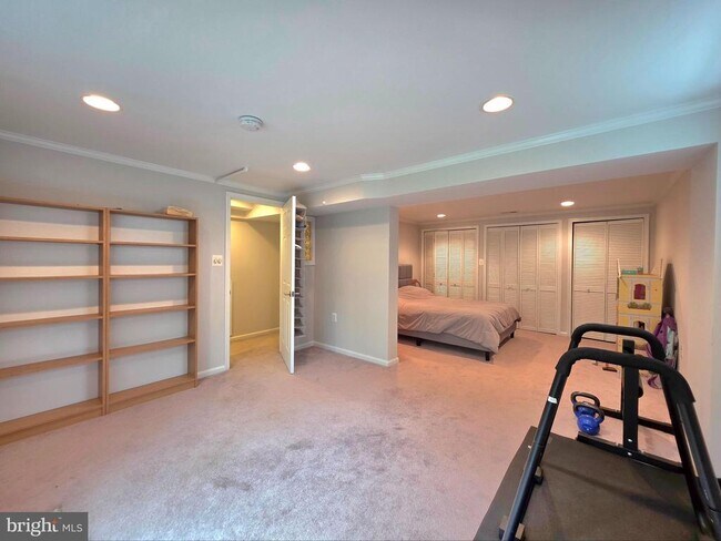 Building Photo - 10930 Howland Dr