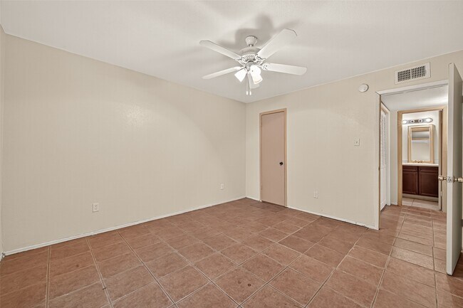 Building Photo - 8201 Richmond Ave.