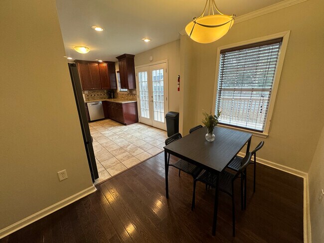 Building Photo - 2483 Memorial Dr SE