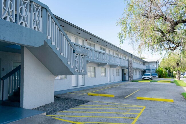 Building Photo - For Rent 1/1 for $1,550 near Miami Interna...