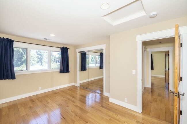 Building Photo - Lovingly Maintained 5 Bed, 3.5 Bath Execut...