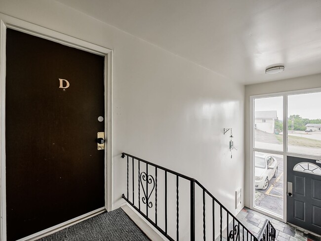 Building Photo - 211 Smt Rdg Dr