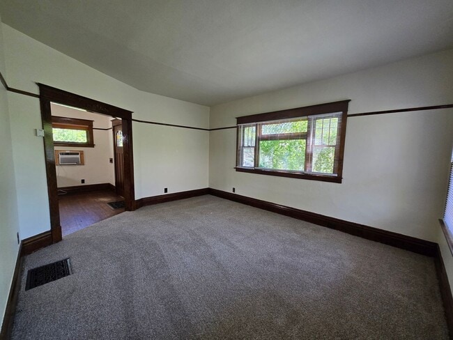 Building Photo - Garland District Home!