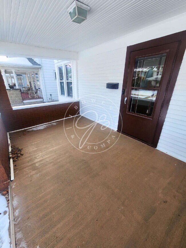 Building Photo - 1400 sq ft. 3 bed home in South Toledo! Many updates throughout