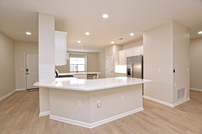 Building Photo - 405 Dawson Trail