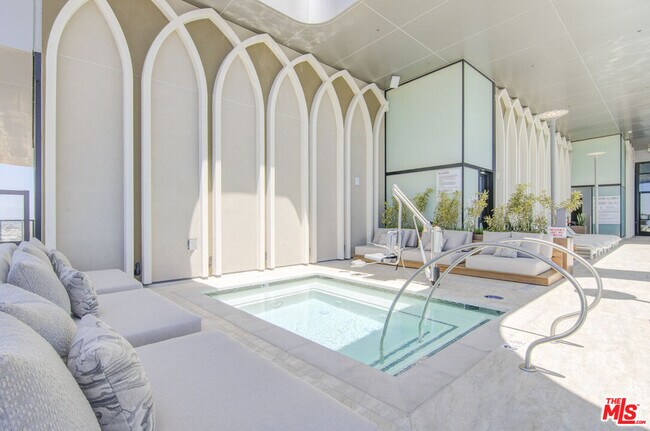 Building Photo - 525 Olive St