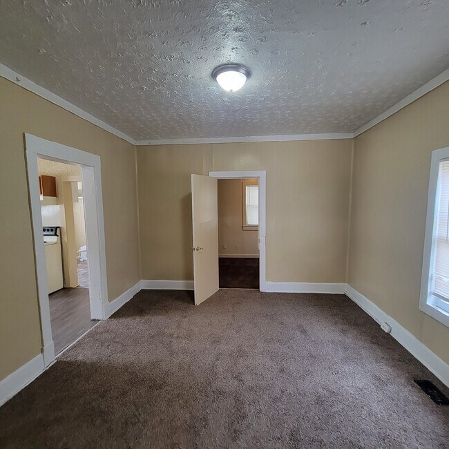 Building Photo - Garfield Park/South Indy 3BR House w/Garage!