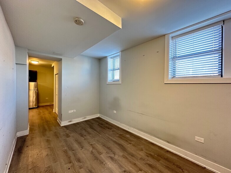 Building Photo - 712 W Brompton Ave