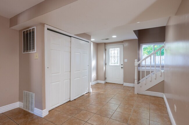 Building Photo - 7 Cardinal Ln