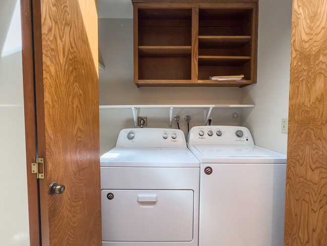 Building Photo - Spacious 3 Bedroom 1 Bath Ranch House  in Milwaukie! Washer and Dryer Included!