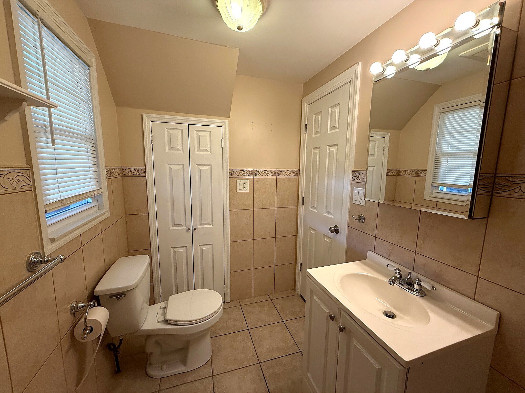 Building Photo - 47 Lester St