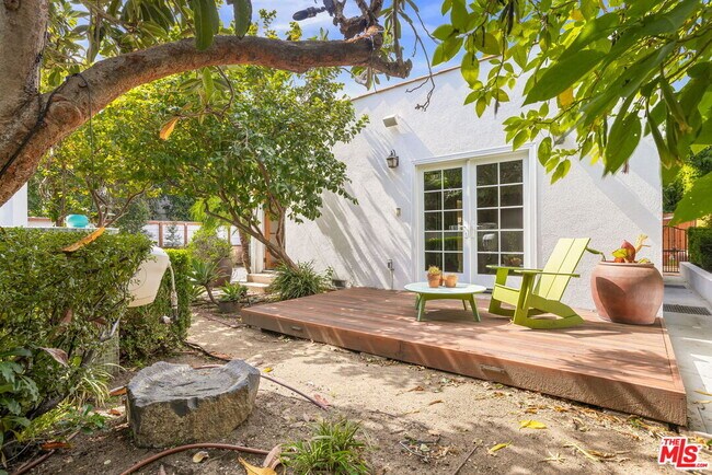 Building Photo - 1134 N Poinsettia Pl