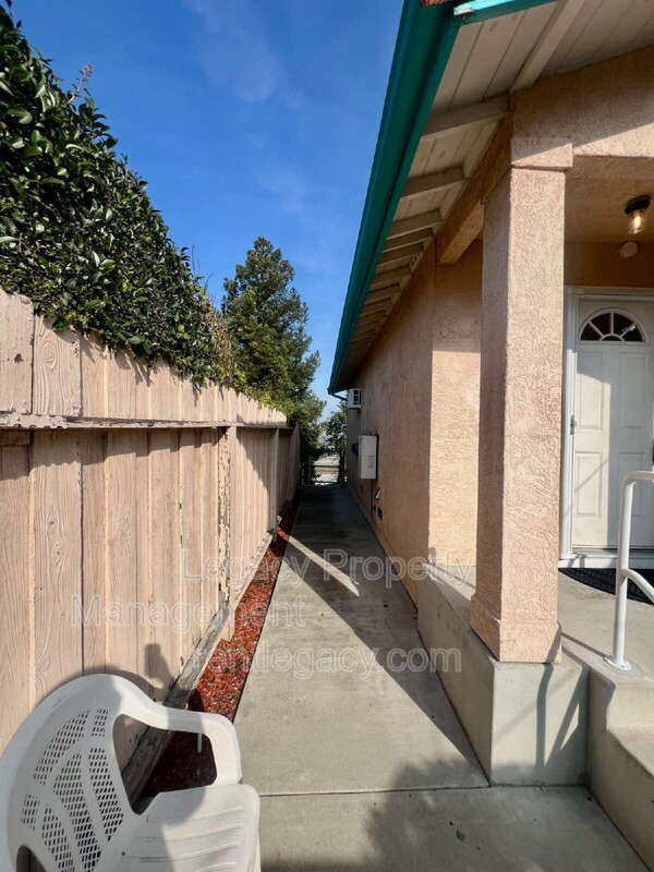 Building Photo - 3884 Bayview Cir