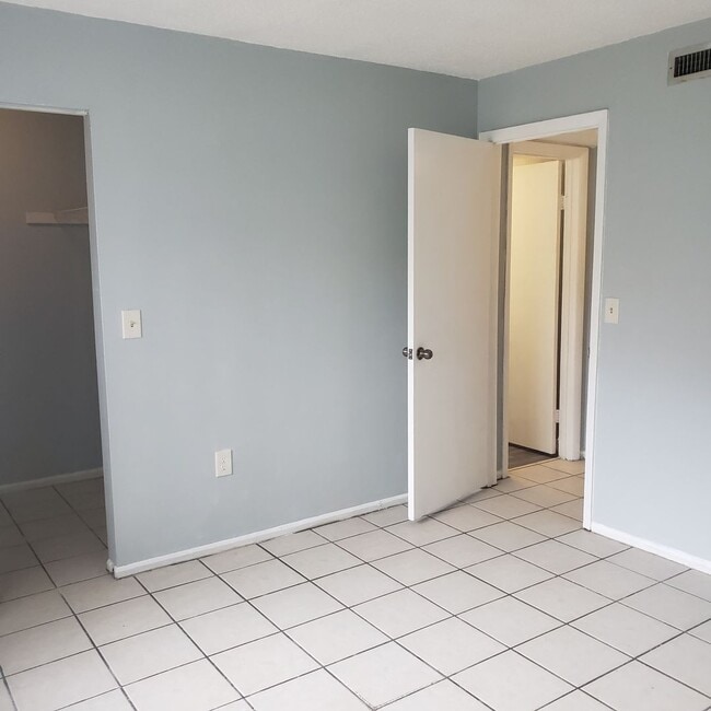 Building Photo - Nice upgraded 1bed/1bath condo conveniently located near busch garden's!