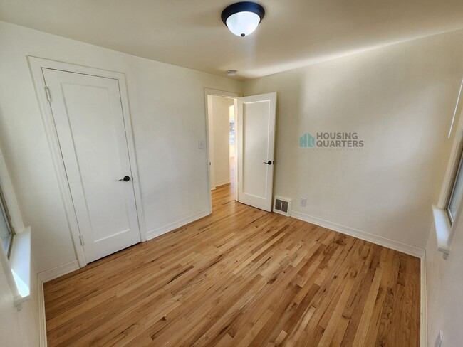 Building Photo - 3904 W Wellesley Ave