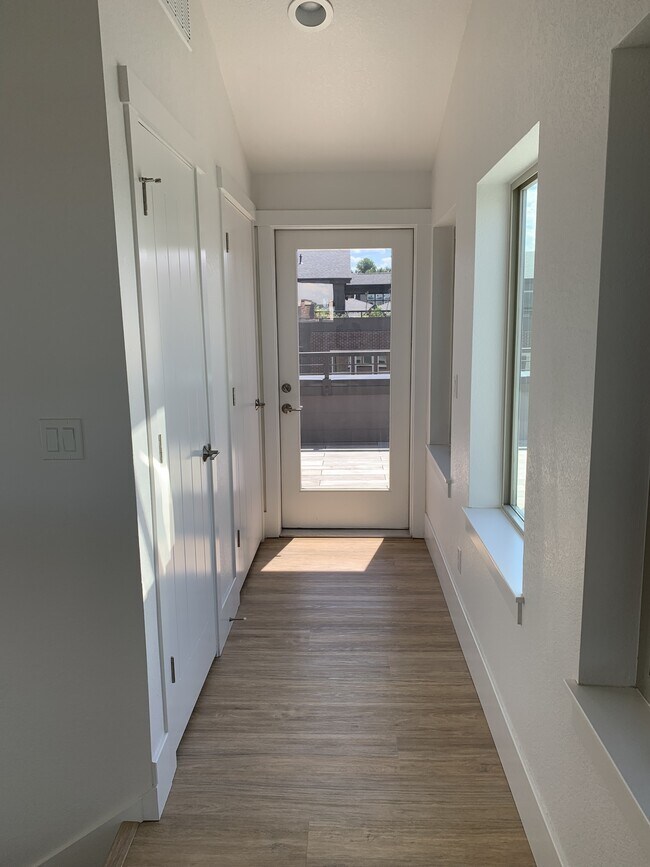 Building Photo - 525 Promenade Dr