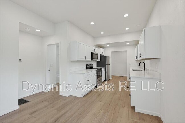 Building Photo - 542 E 23rd St
