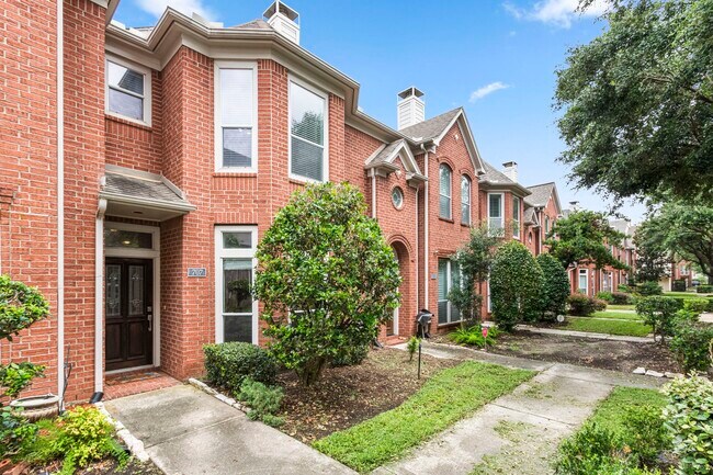 Building Photo - 707 W Heights Hollow Ln