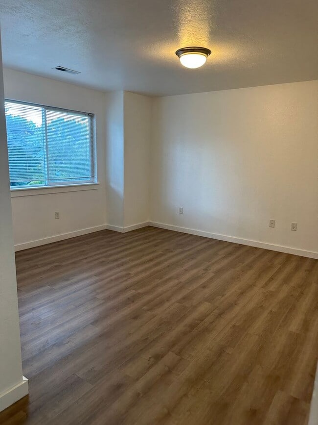 Building Photo - Cute 3 bedroom, 2 bath townhome with Community Pool in Boise
