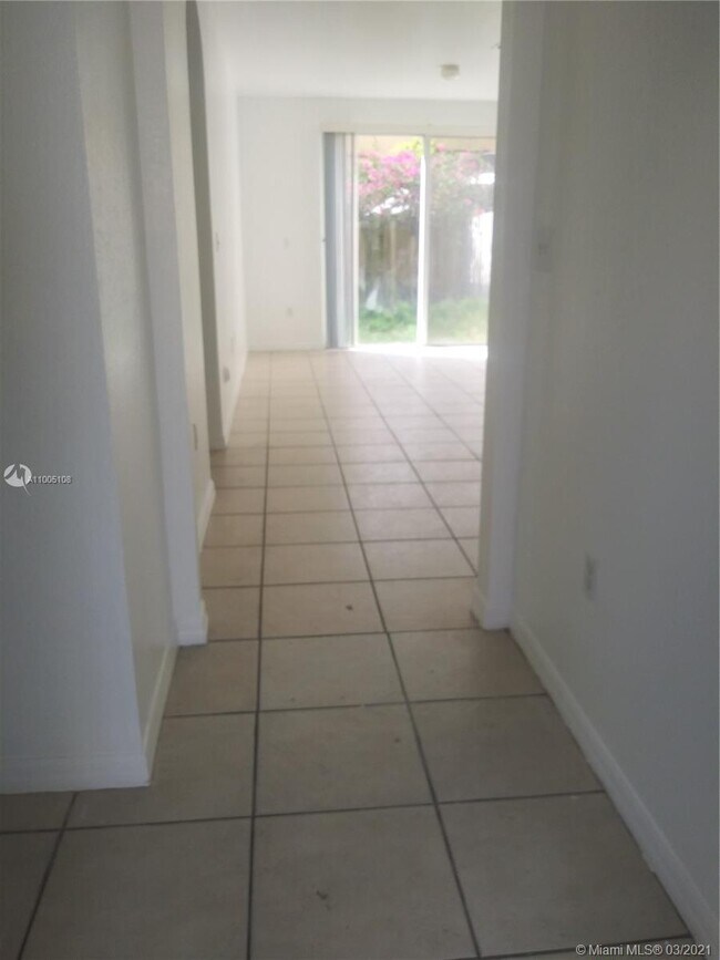 Building Photo - 638 E Mowry Ct