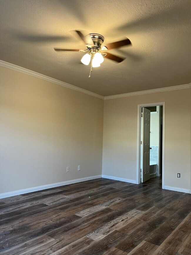 Building Photo - 21650 Falvel Sunset Ct