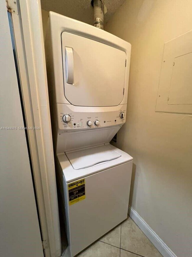 Building Photo - 9999 Summerbreeze Dr