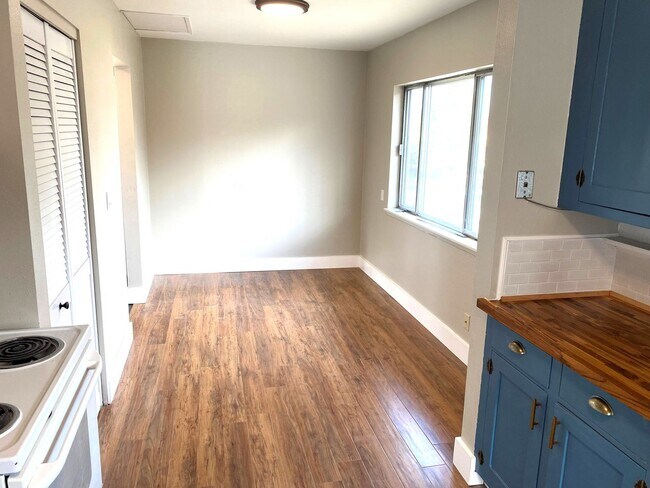 Building Photo - Charming West Side Bunglaow available now