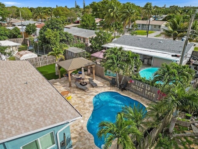 Building Photo - 2750 NE 10th Ave