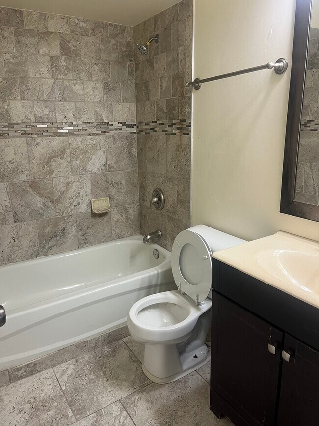 Building Photo - 10640 Brooks Ln