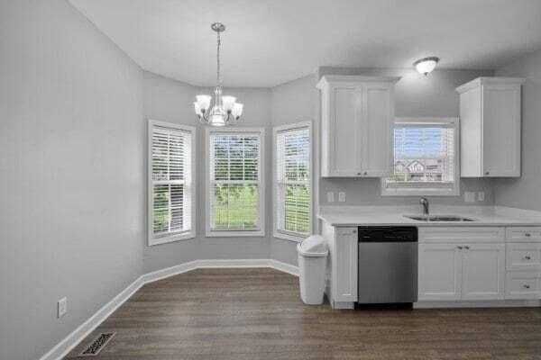 Building Photo - 302 12 Oaks Ln