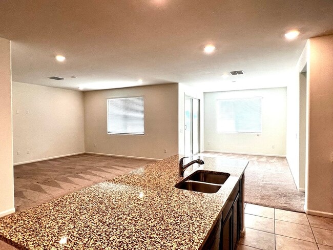 Building Photo - 4 Bedroom Home with 3-Car Garage in Gladde...