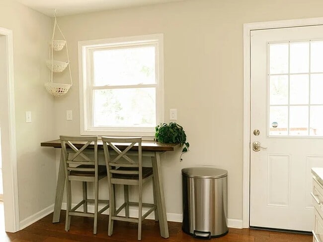 Building Photo - 15 Woodstock Ln