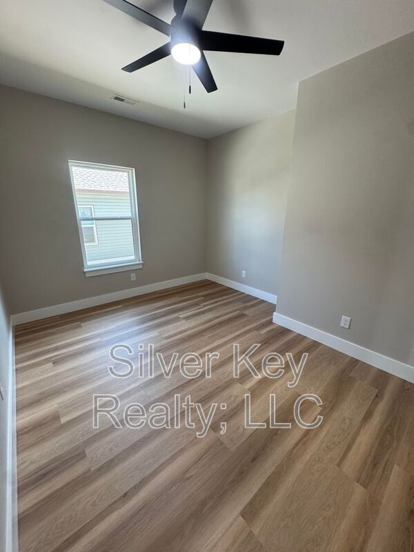 Building Photo - 924 Stratford Ave