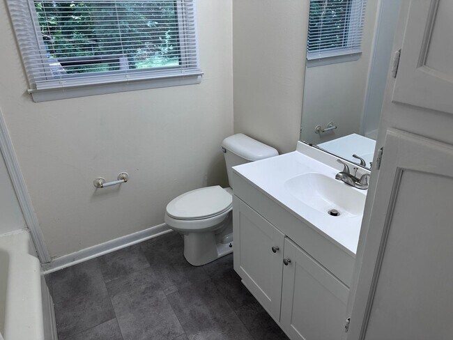 Building Photo - Country Club 3 Bedroom House
