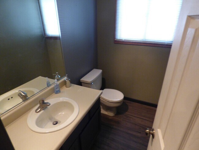 Building Photo - $0 DEPOSIT OPTION.  TRI-LEVEL HOME IN SE AURORA