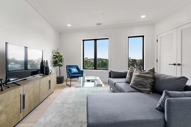 Building Photo - No Brokers Fee, One Month is Rent-Free, Pe...