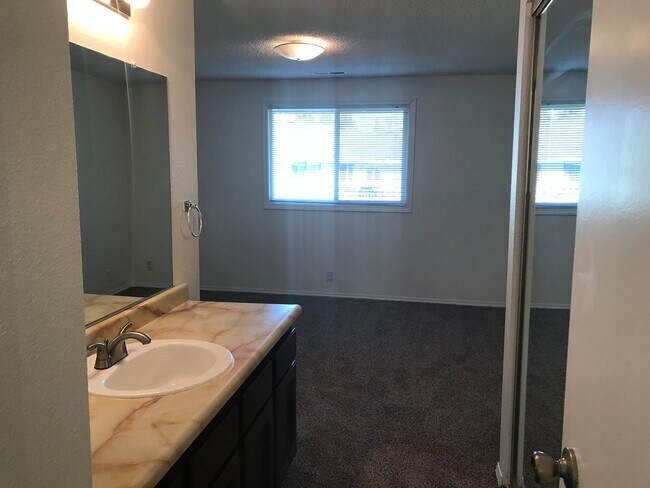 Building Photo - Adorable 3 Bed 2 Bath Ranch Style Home on ...