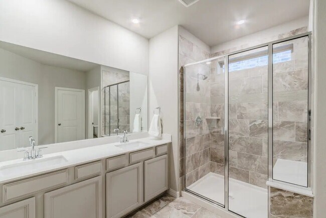 Master bathroom - 7501 Sunset Blvd