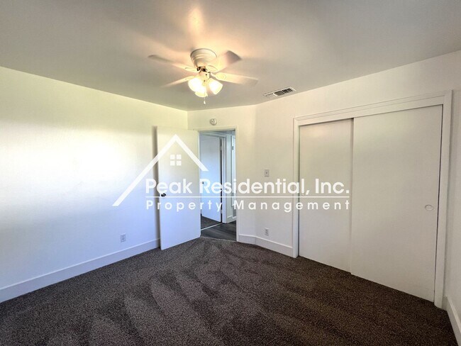 Building Photo - Updated 2bd/1ba Carmichael Duplex with Garage