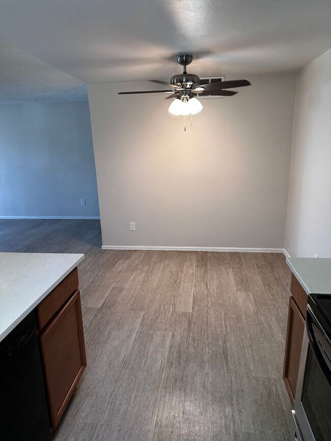 Building Photo - Spacious Updated Ranch Style Condo