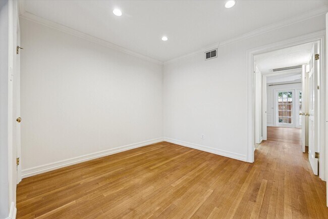 Building Photo - 453 N Post Oak Ln